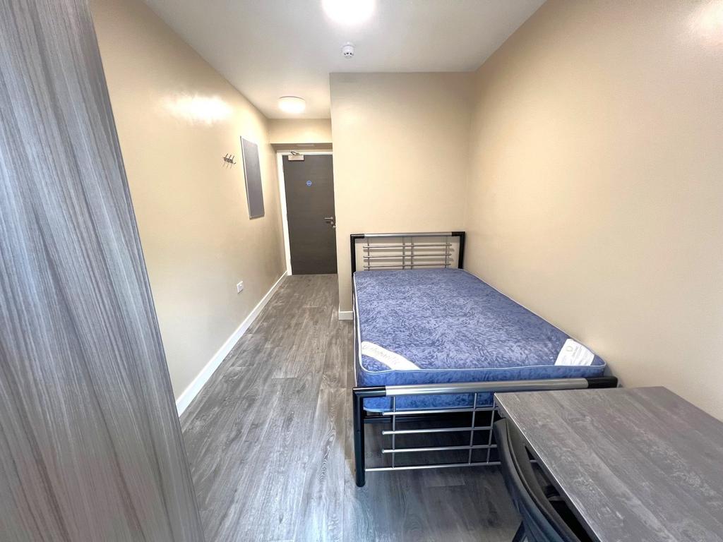 Neat single bedroom with a fitted single bed, d...