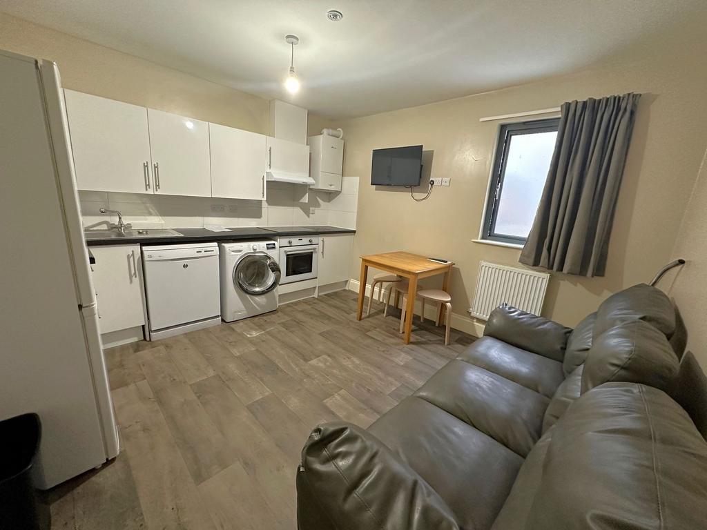 Well-presented open-plan living space with a mo...