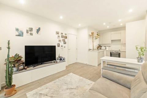 1 bedroom flat for sale, Medawar Drive, London NW7
