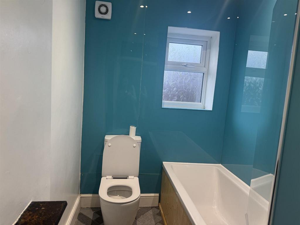 Bathroom 1 - 26 George Street.jpg