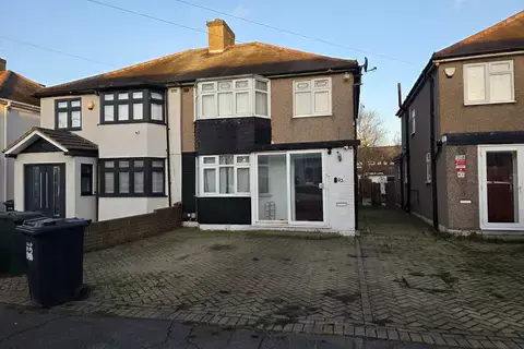 4 bedroom semi-detached house to rent, The Glade, Ilford IG5