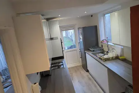 4 bedroom semi-detached house to rent, The Glade, Ilford IG5