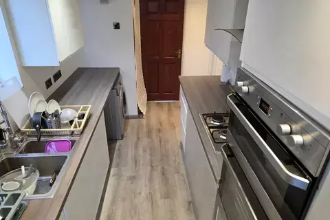 4 bedroom semi-detached house to rent, The Glade, Ilford IG5