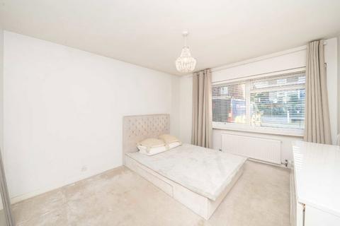 undefined, Queens Road, Kingston Upon Thames KT2