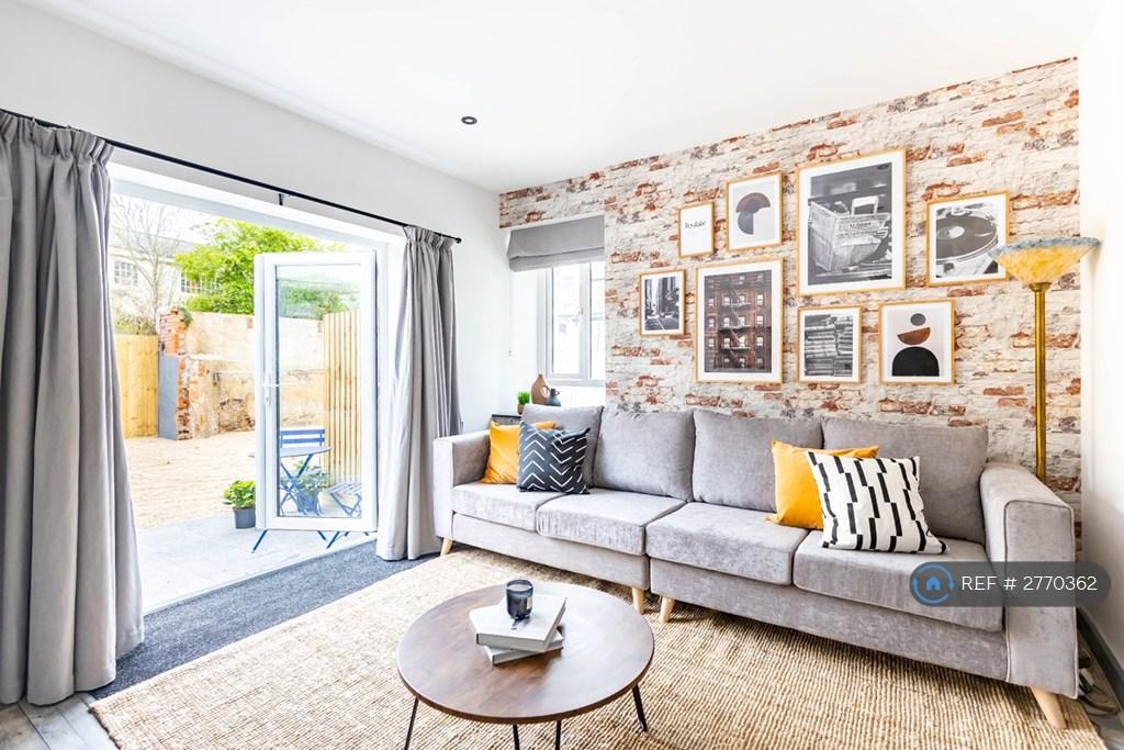 Lounge: Spacious, Light, Welcoming