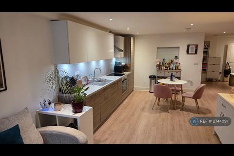 2 bedroom flat to rent, South Street, Romford, RM1