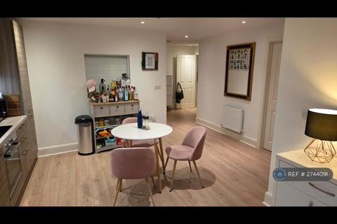 2 bedroom flat to rent, South Street, Romford, RM1