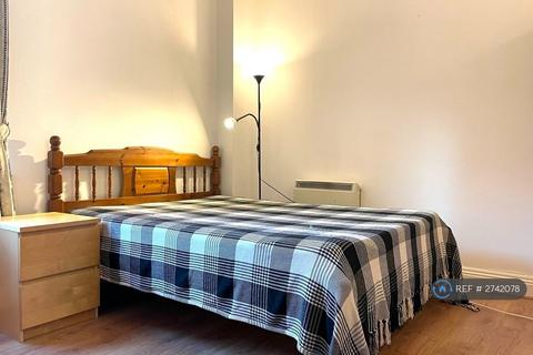 1 bedroom in a house share to rent, Aegon House, London, E14