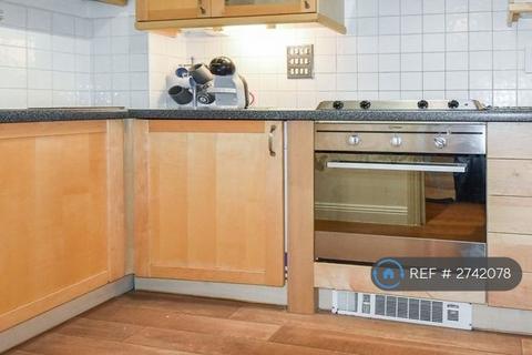 1 bedroom in a house share to rent, Aegon House, London, E14