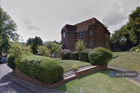 2 bedroom flat to rent, Malmers Well Road, High Wycombe, HP13
