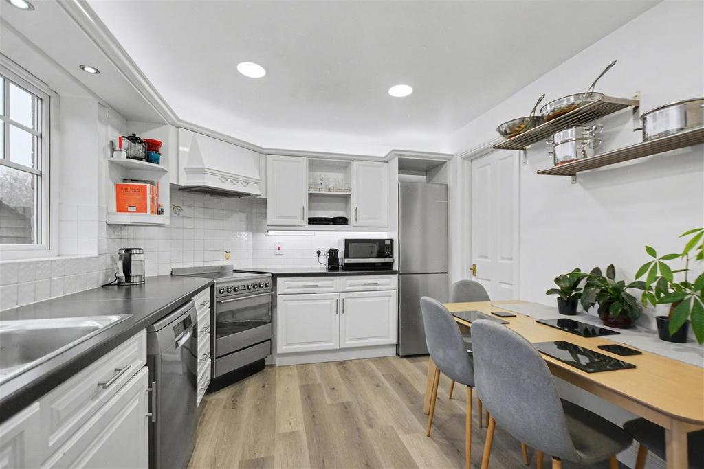 Kitchen 2.jpeg