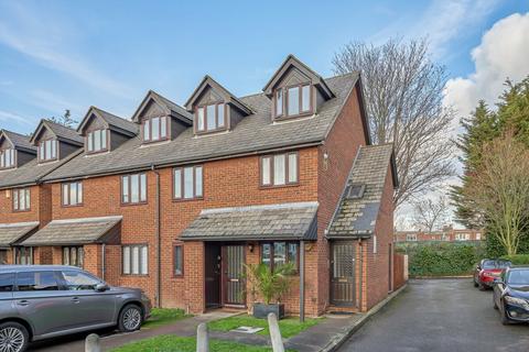2 bedroom maisonette to rent, Ashbourne Road, Mitcham CR4