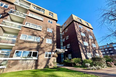 3 bedroom flat for sale, Lodge Close, Edgware HA8