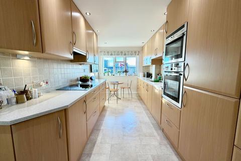 3 bedroom flat for sale, Lodge Close, Edgware HA8