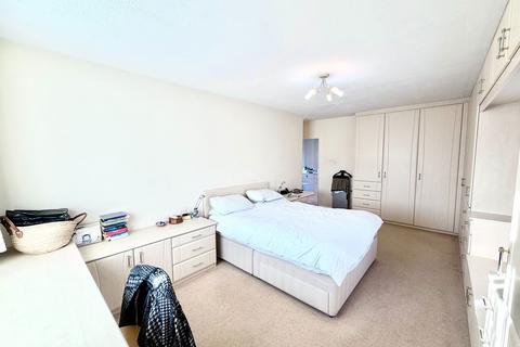 3 bedroom flat for sale, Lodge Close, Edgware HA8