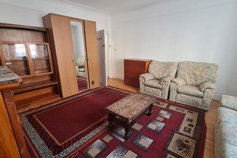 3 bedroom flat to rent, Broadway, London W13