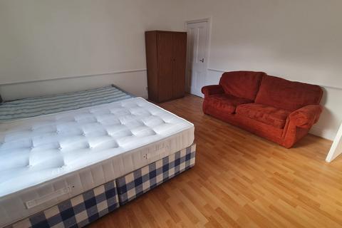 3 bedroom flat to rent, Broadway, London W13