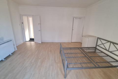 3 bedroom flat to rent, Broadway, London W13