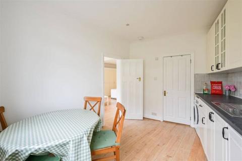 Studio to rent, Clifton Gardens, Temple Fortune, NW11