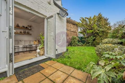 2 bedroom apartment for sale, Long Lane, Finchley, London, N3