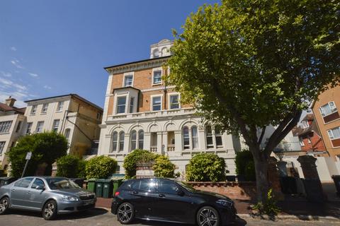 2 bedroom flat to rent, Spencer Road, Eastbourne