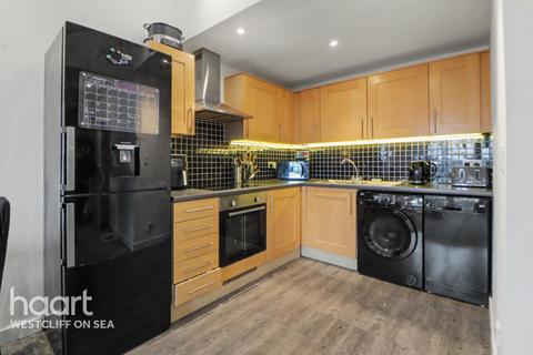 2 bedroom flat for sale, Station Avenue, Southend-on-Sea