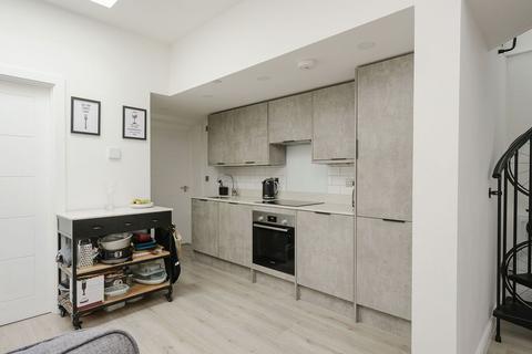 2 bedroom flat for sale, Kingston Road, London SW20