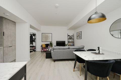 2 bedroom flat for sale, Kingston Road, London SW20