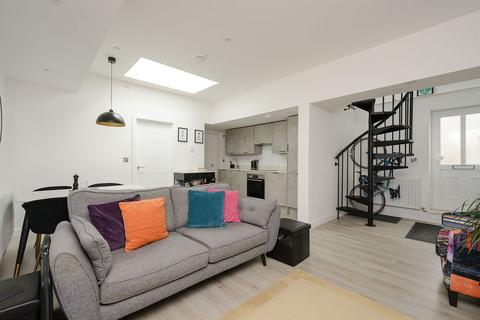 2 bedroom flat for sale, Kingston Road, London SW20