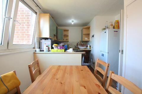 4 bedroom flat to rent, Sturdy House, London E3