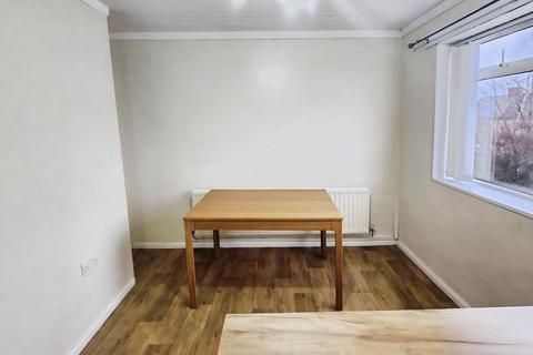 3 bedroom semi-detached house to rent, Holmside Avenue, Durham DH7