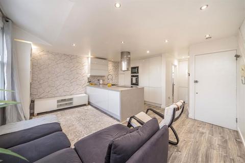 2 bedroom flat for sale, Charlton Church Lane, London SE7