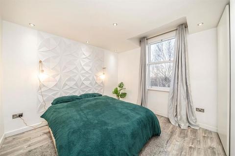 2 bedroom flat for sale, Charlton Church Lane, London SE7