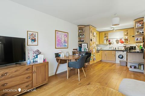 2 bedroom flat for sale, Defoe Road, Flanders House, N16