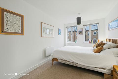 2 bedroom flat for sale, Defoe Road, Flanders House, N16