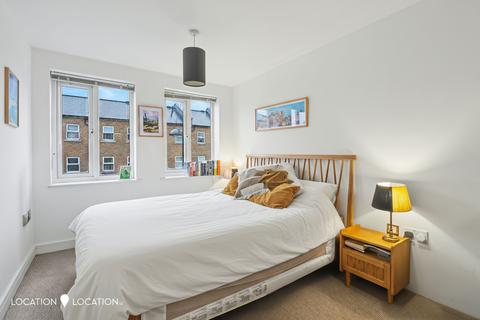 2 bedroom flat for sale, Defoe Road, Flanders House, N16