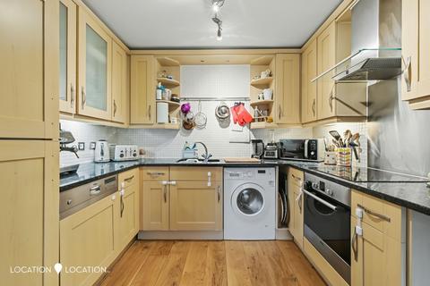 2 bedroom flat for sale, Defoe Road, Flanders House, N16