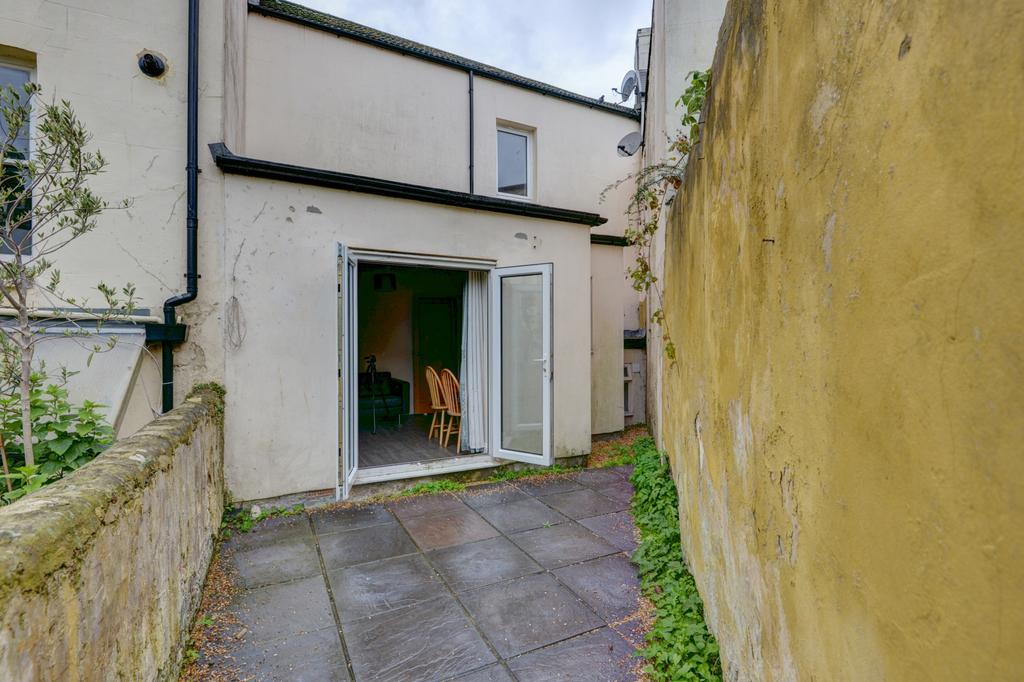 A charming view of the front exterior of a trad...