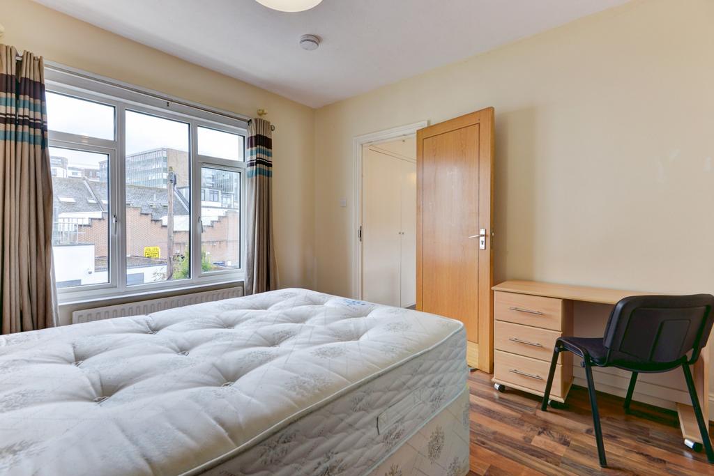 Bright, well-kept double bedroom with a large w...