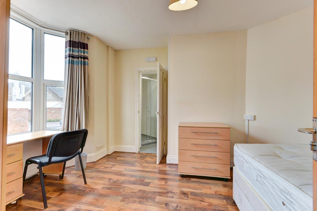 Bright, well-kept single bedroom with large win...