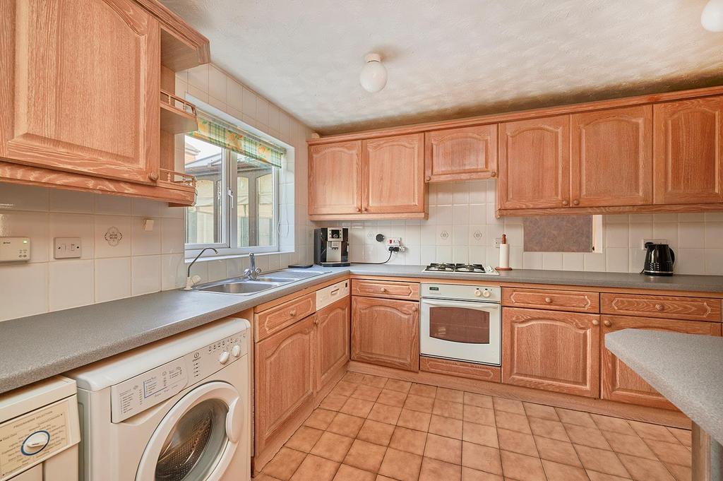 L-Shaped Kitchen/Breakfast Room