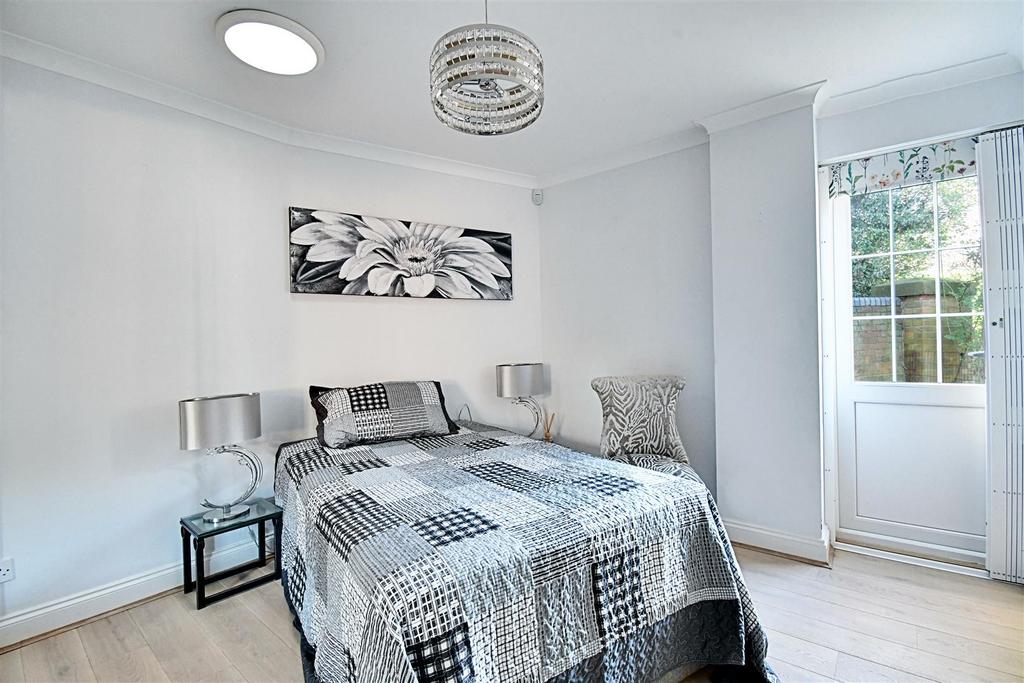 Bedroom 1 1.jpg