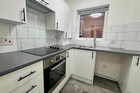 2 bedroom flat to rent, Surrey Road, Poole