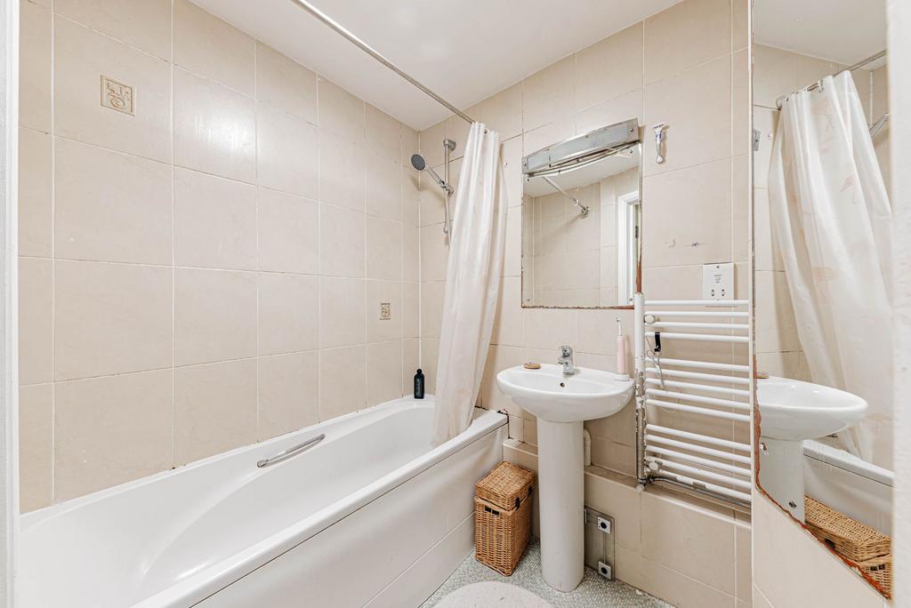 Bathroom W.C (1)