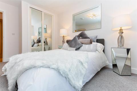 2 bedroom apartment to rent, Marketfield Way, Redhill