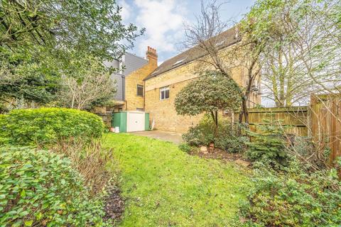 2 bedroom flat to rent, Kings Road, London SW19