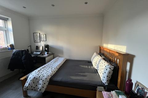 1 bedroom in a house share to rent, Alpha Grove, London E14