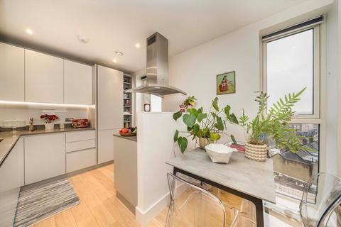 2 bedroom flat to rent, Stockwell Park Walk, London SW9