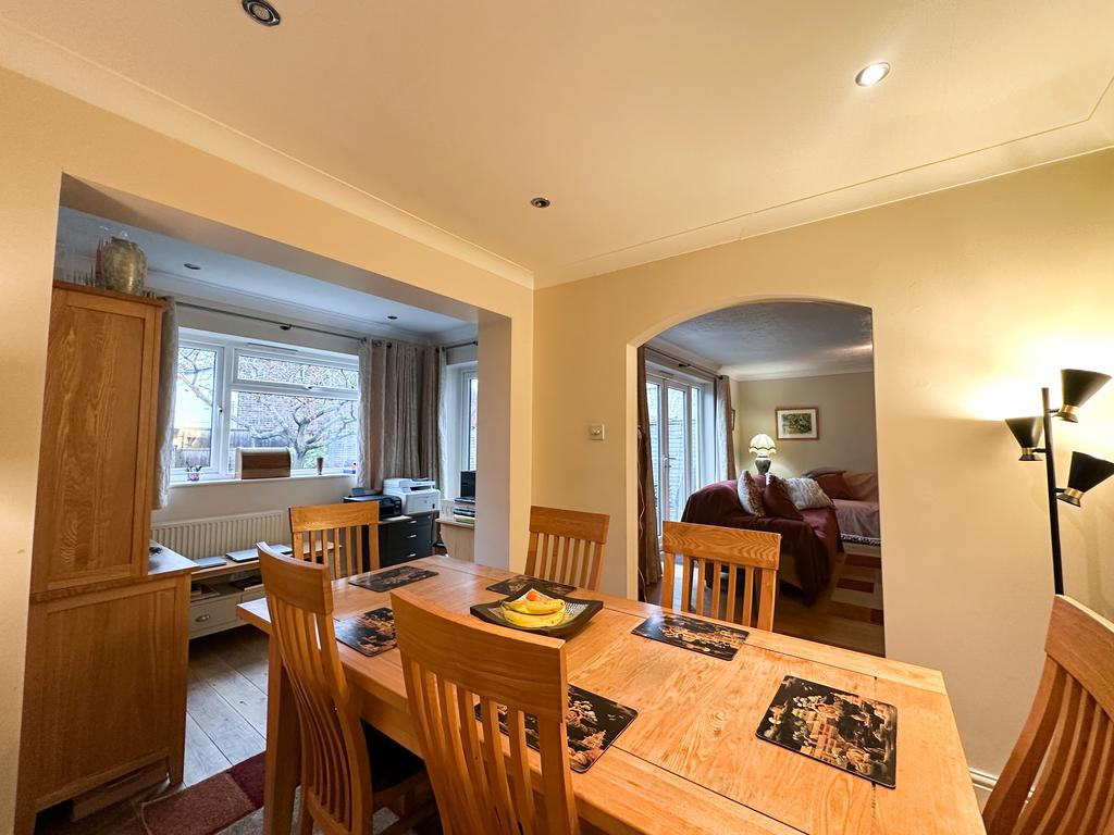 Dining room/study area