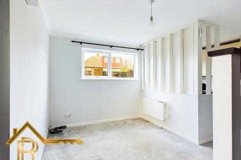1 bedroom semi-detached house to rent, 85 Rosslyn Avenue, Romford